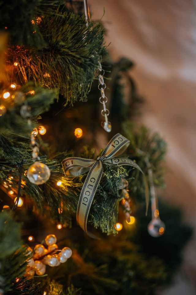 layered ribbon technique for luxury christmas tree decorations