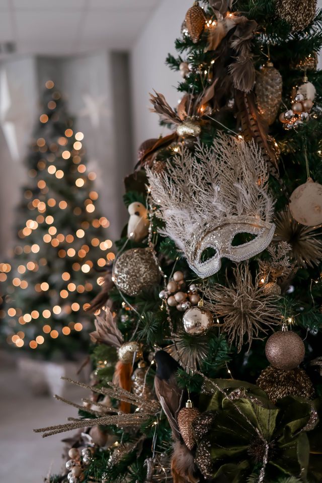 cost comparison of budget and luxury christmas tree decorations UK